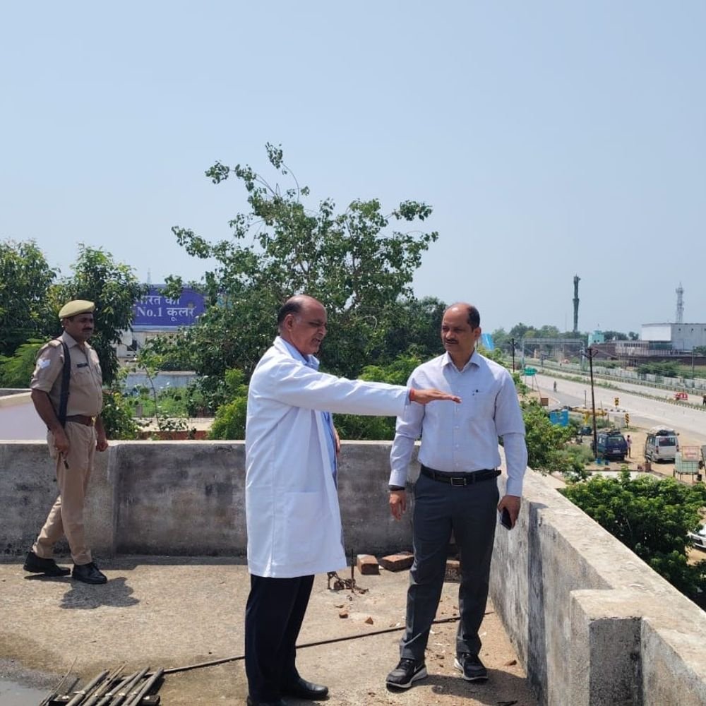 कन्नौज डीएम ने पीएचसी का किया निरीक्षण:डॉक्टर गायब, गंदगी मिलने पर जताई नाराजगी