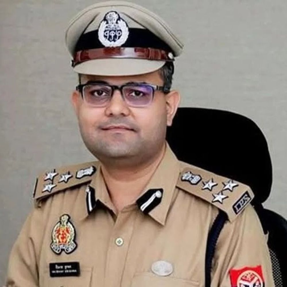 वाराणसी रेंज के 37 अपराधी 50 हजार के इनामिया:आईजी ने हत्या लूट समेत कई मामलों में आरोपियों पर बढ़ाई राशि, विशेष टीमें लगाईं