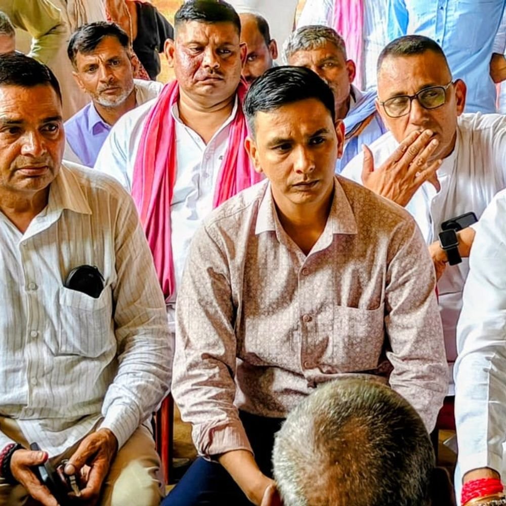 बदायूं में मैंथा प्लांट हादसा, दो भाइयों की मौत:सांसद के निजी सचिव ने परिजनों से की मुलाकात