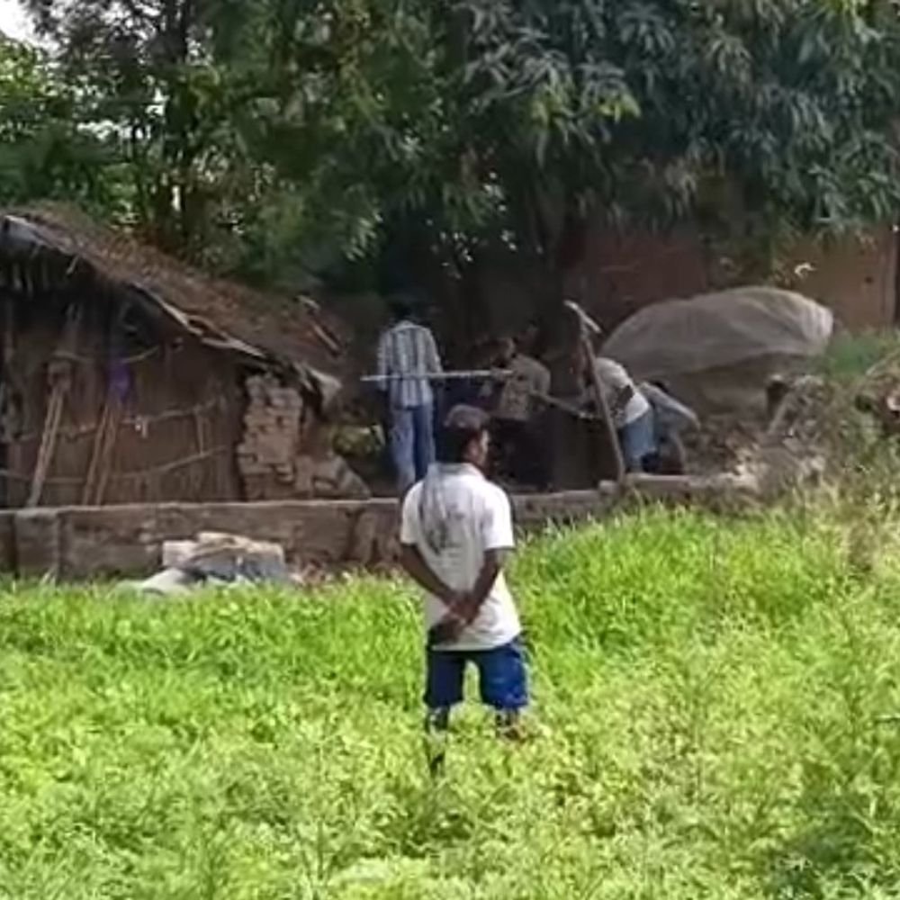 बाउंड्री विवाद में लाठियां चलीं, चार घायल:देवरिया में एक ही परिवार के लोग मेडिकल कॉलेज में भर्ती