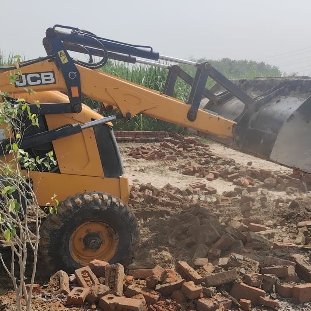 हापुड़ में अवैध प्लाटिंग पर चला एचपीडीए का बुलडोजर:36,500 वर्गमीटर भूमि पर विकसित 4 अवैध कॉलोनियों पर कार्रवाई