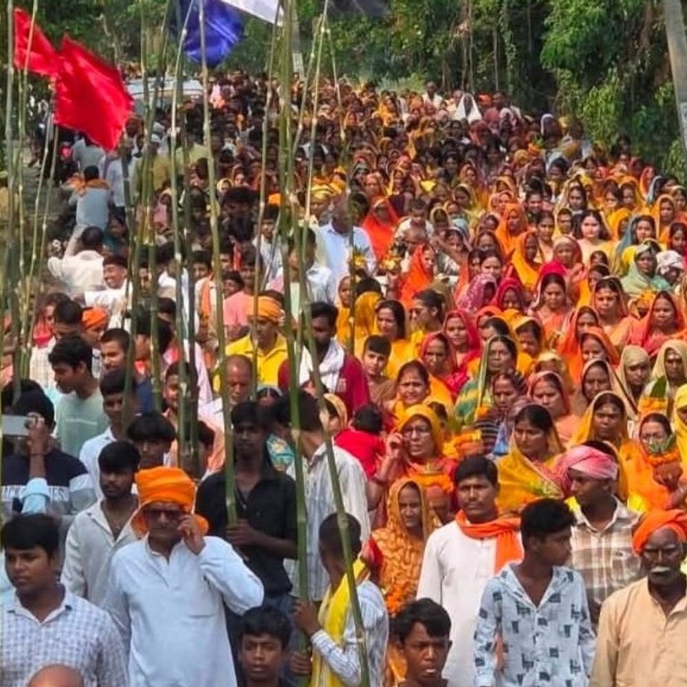 बलिया में शिव महापुराण कथा का आयोजन:भव्य कलश यात्रा निकाली, सात दिन चलेगी कथा