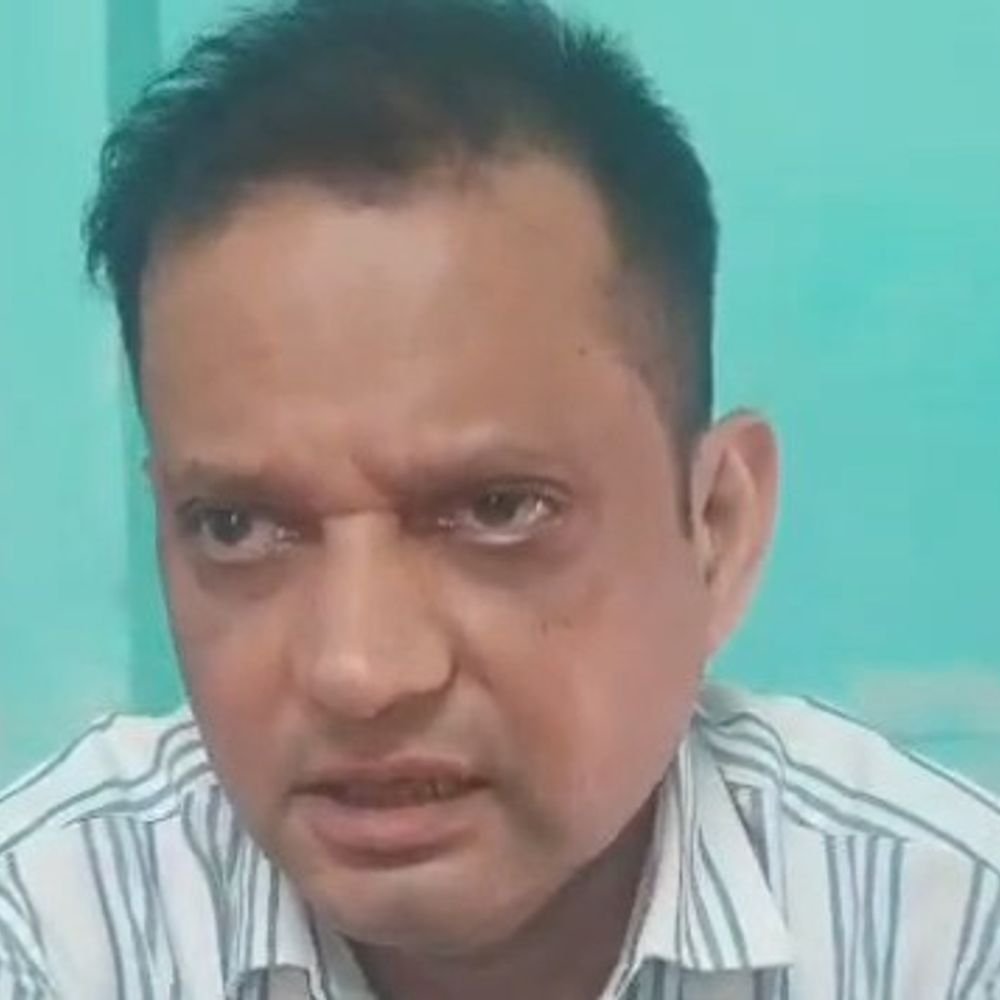 दवाओं के कबाड़ में मिलने पर कार्रवाई:चहनिया पीएचसी के प्रभारी चिकित्साधिकारी और फार्मासिस्ट का तबादला
