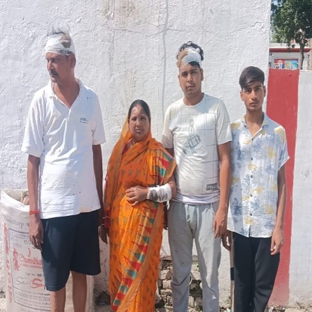 शाहजहांपुर में घर में घुसकर परिवार पर लाठी-डंडों से हमला:पुरानी रंजिश में पति-पत्नी और बेटा घायल, एफआईआर दर्ज