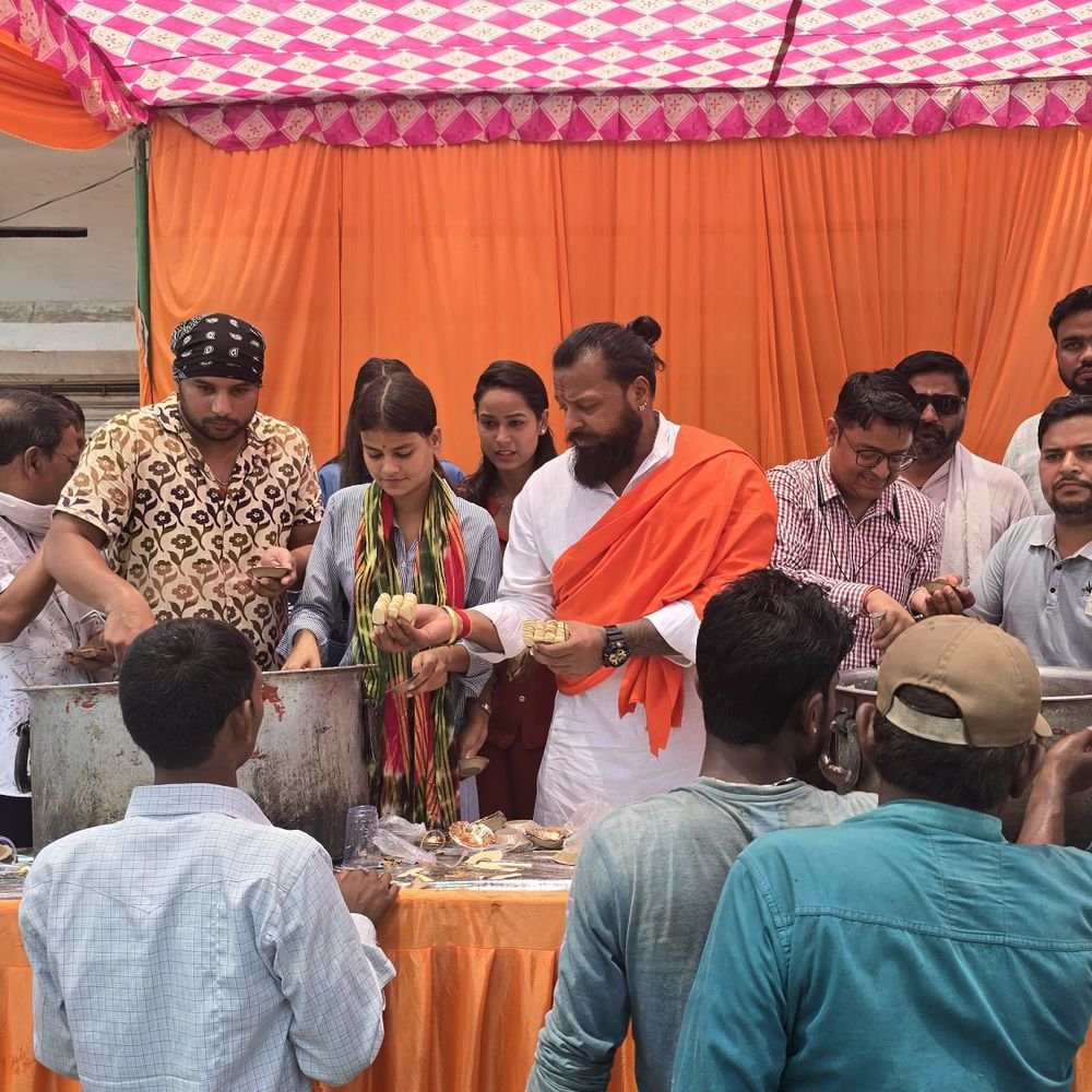 सीतापुर में सीएम योगी के जन्मदिन पर जनसेवा कार्यक्रम:जिलाध्यक्ष ने श्रमिकों को बांटी टी-शर्ट, हिंदू सेवा सुरक्षा संघ ने राज्यमंत्री संग वितरित किया प्रसाद
