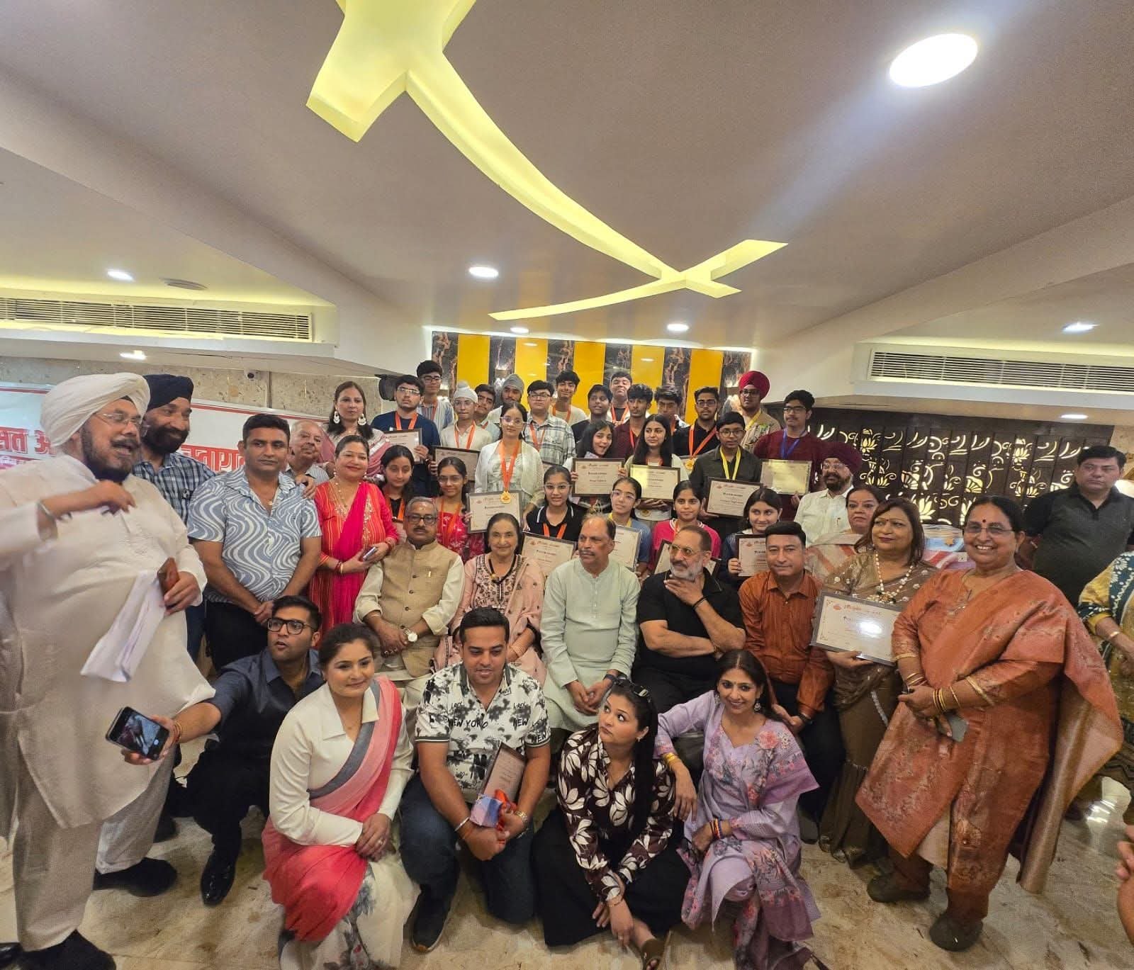 पंजाबी विरासत परिवार की अनूठी पहल : मेधावी विद्यार्थियों का सम्मान कर बढ़ाया उत्साह