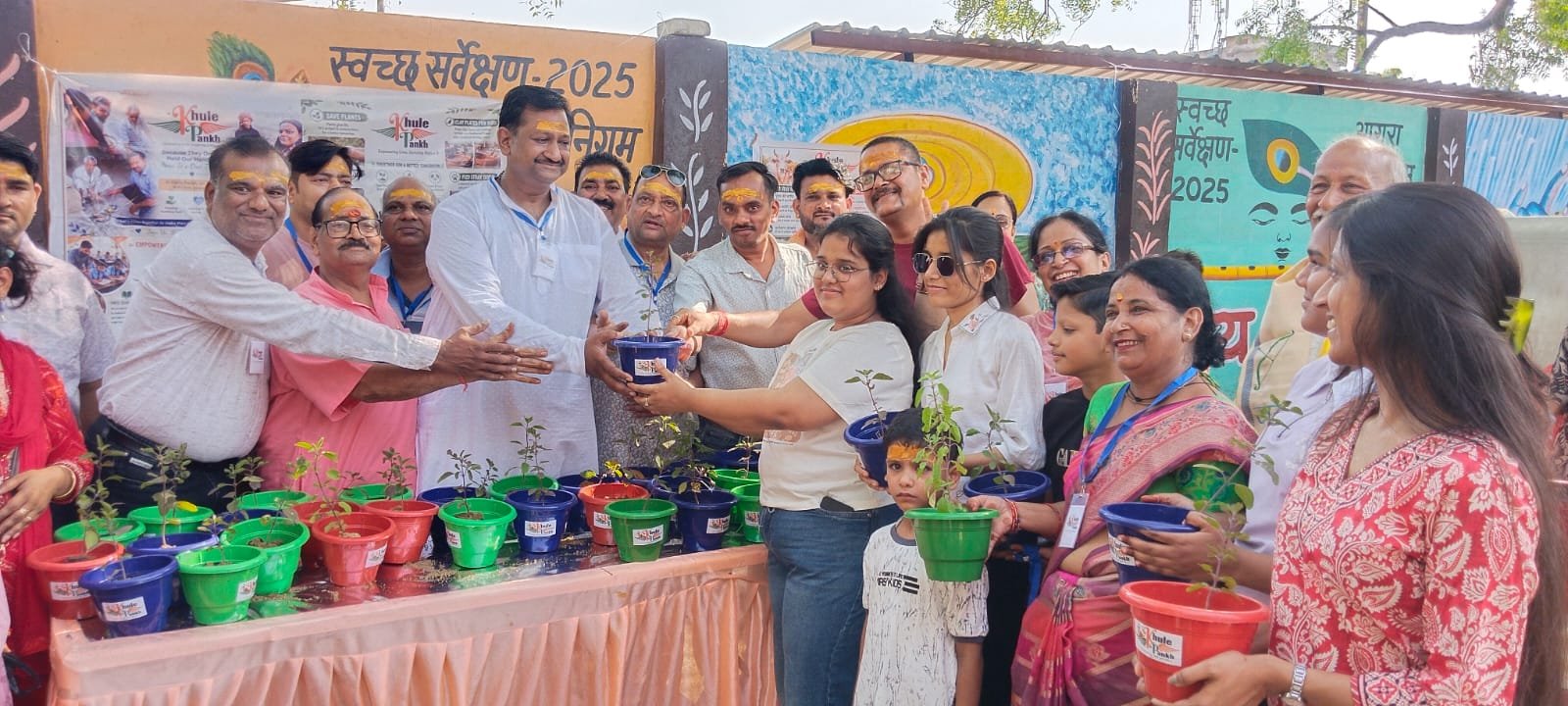 खुले पंख परिवार ने  फल और सब्जियां अर्पित की प्रथम गौ सेवा