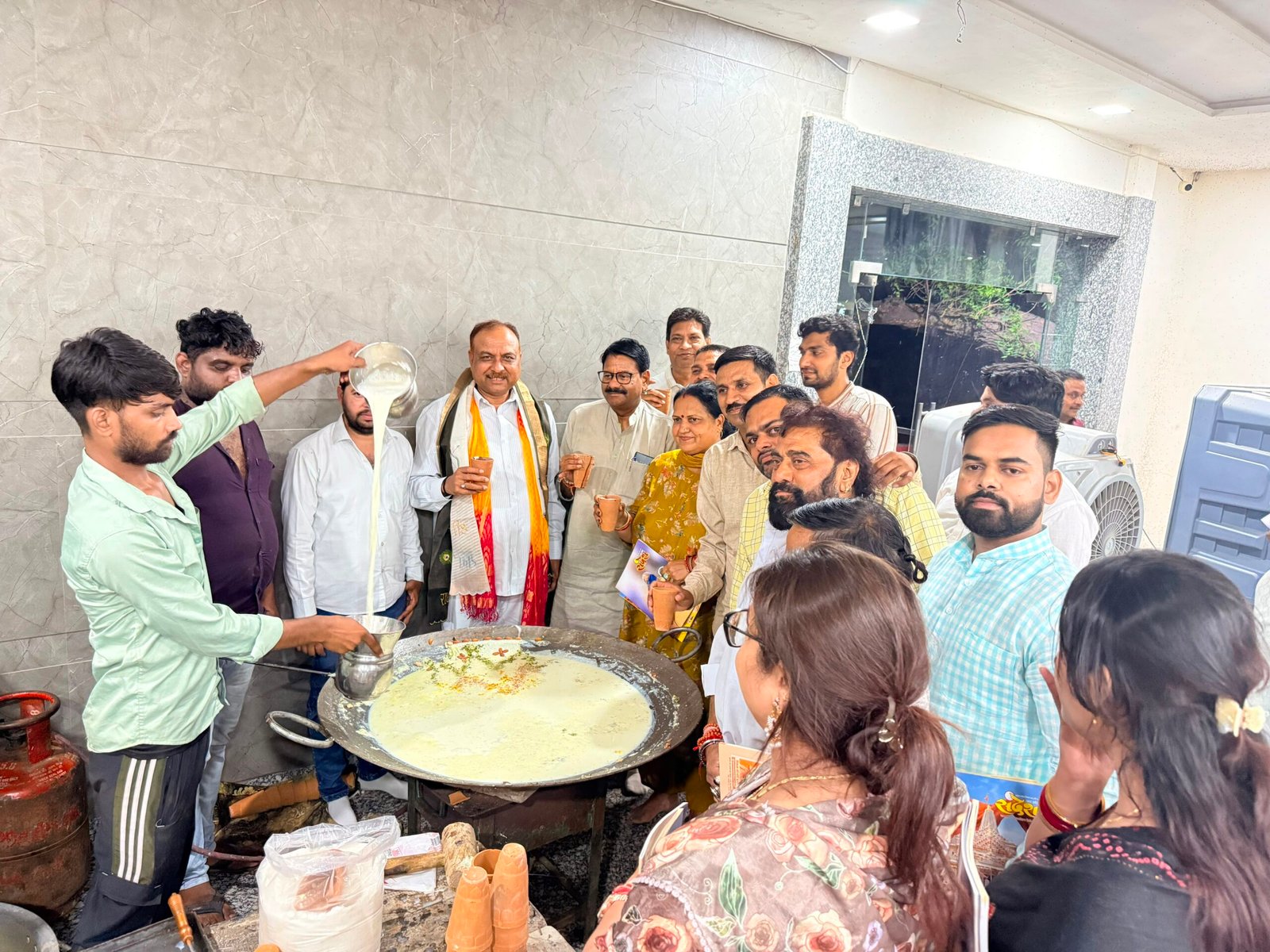 दूध की कढ़ाई पर सांसद नवीन जैन ने गिनाई मोदी सरकार की उपलब्धियां