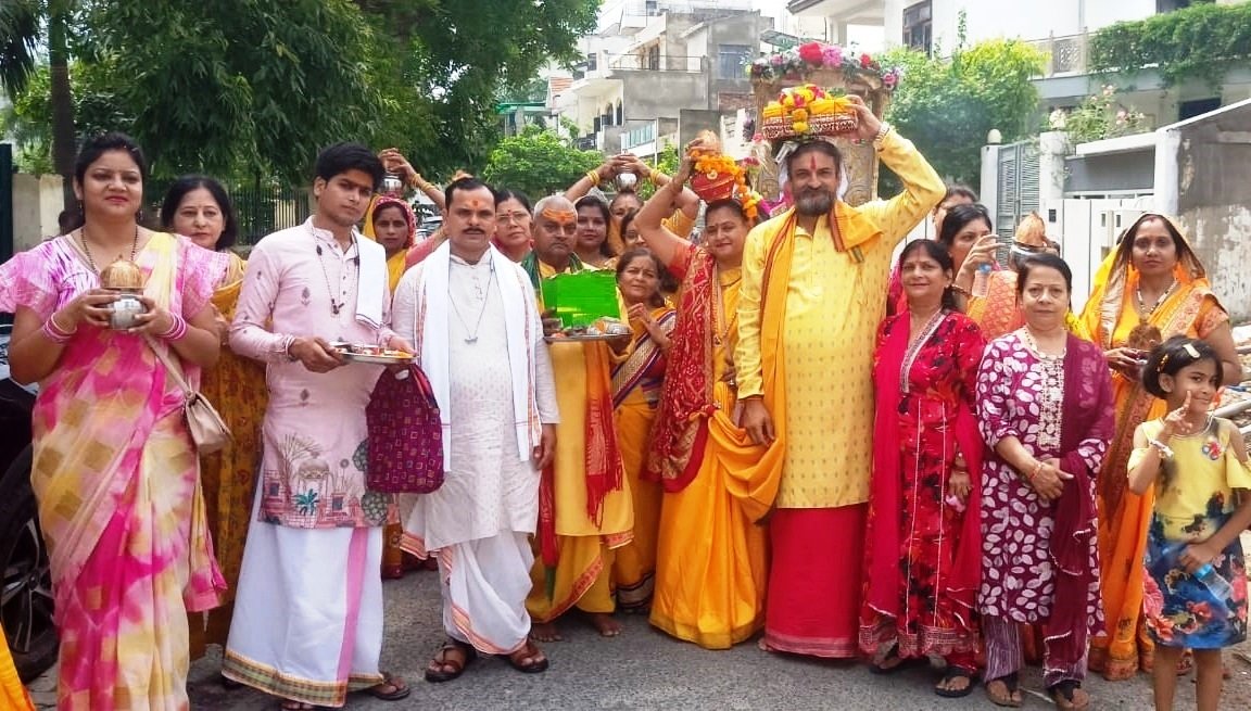 विश्व सनातन ट्रस्ट ने शिव महापुराण कथा पहले निकाली कलश यात्रा