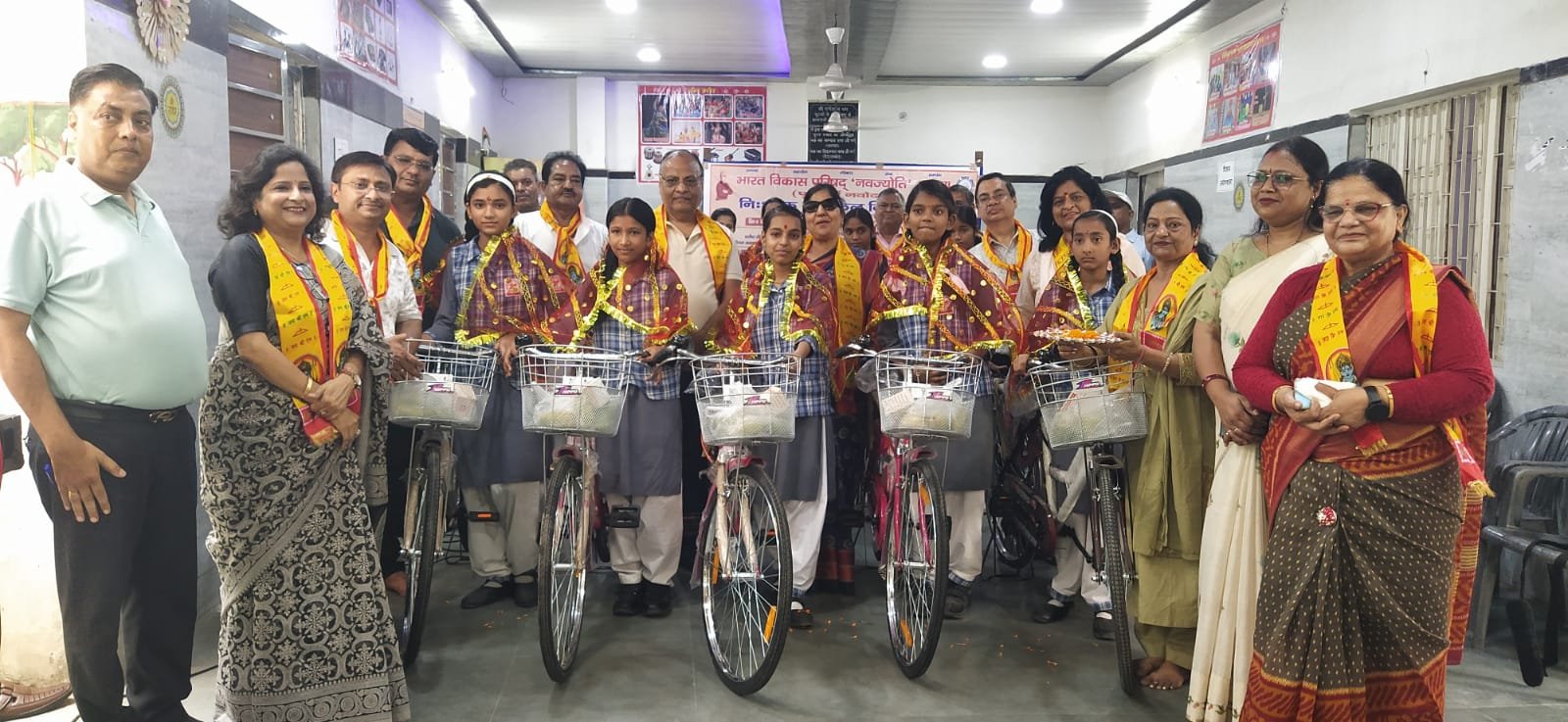नवज्योति ने 54 बालिकाओं को वितरित कीं साइकिलें