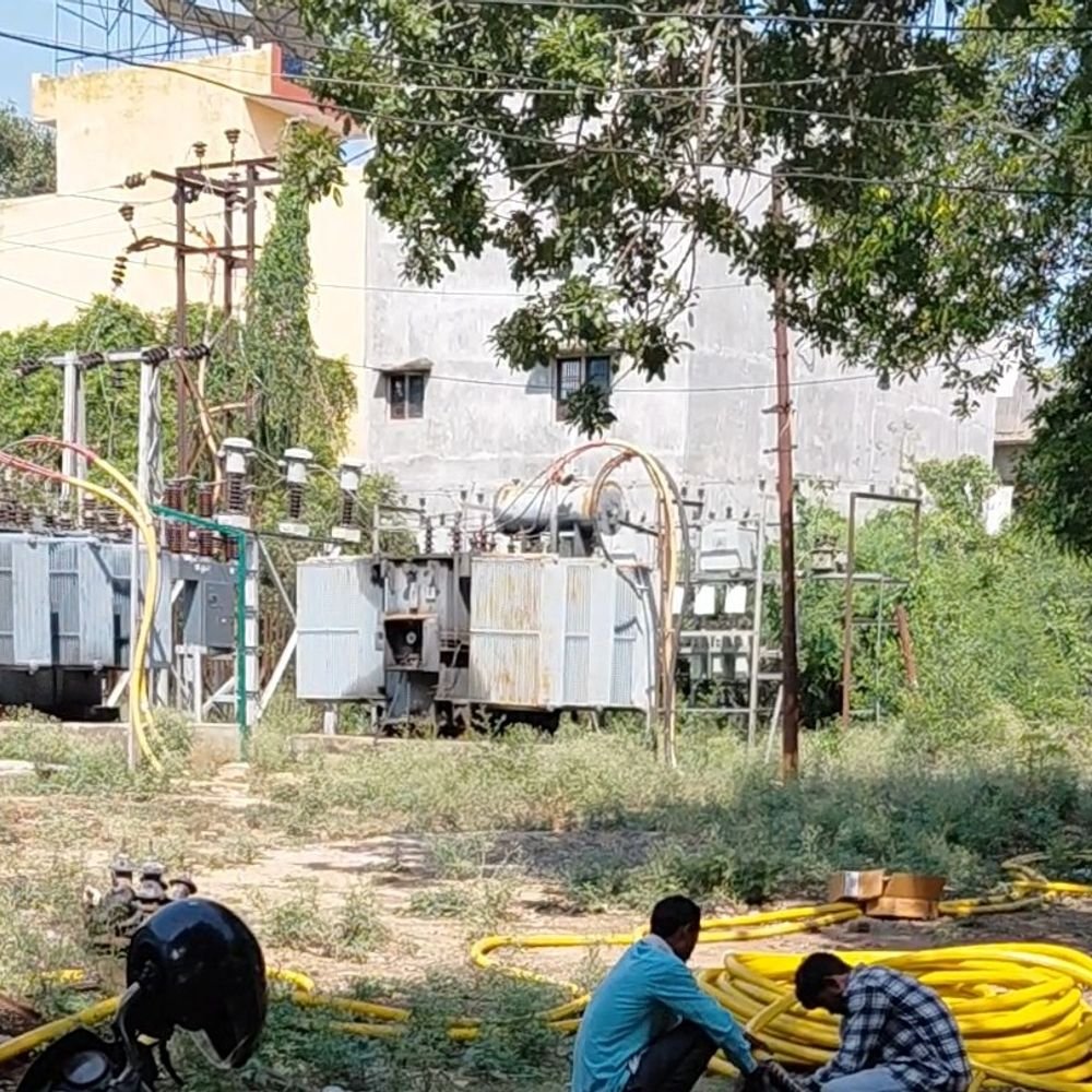 फर्रुखाबाद में 12 से अधिक मोहल्लों की बिजली रही गुल:भोलेपुर और लकूला उपकेंद्रों पर मरम्मत काम हुआ, गर्मी में परेशान हुए लोग
