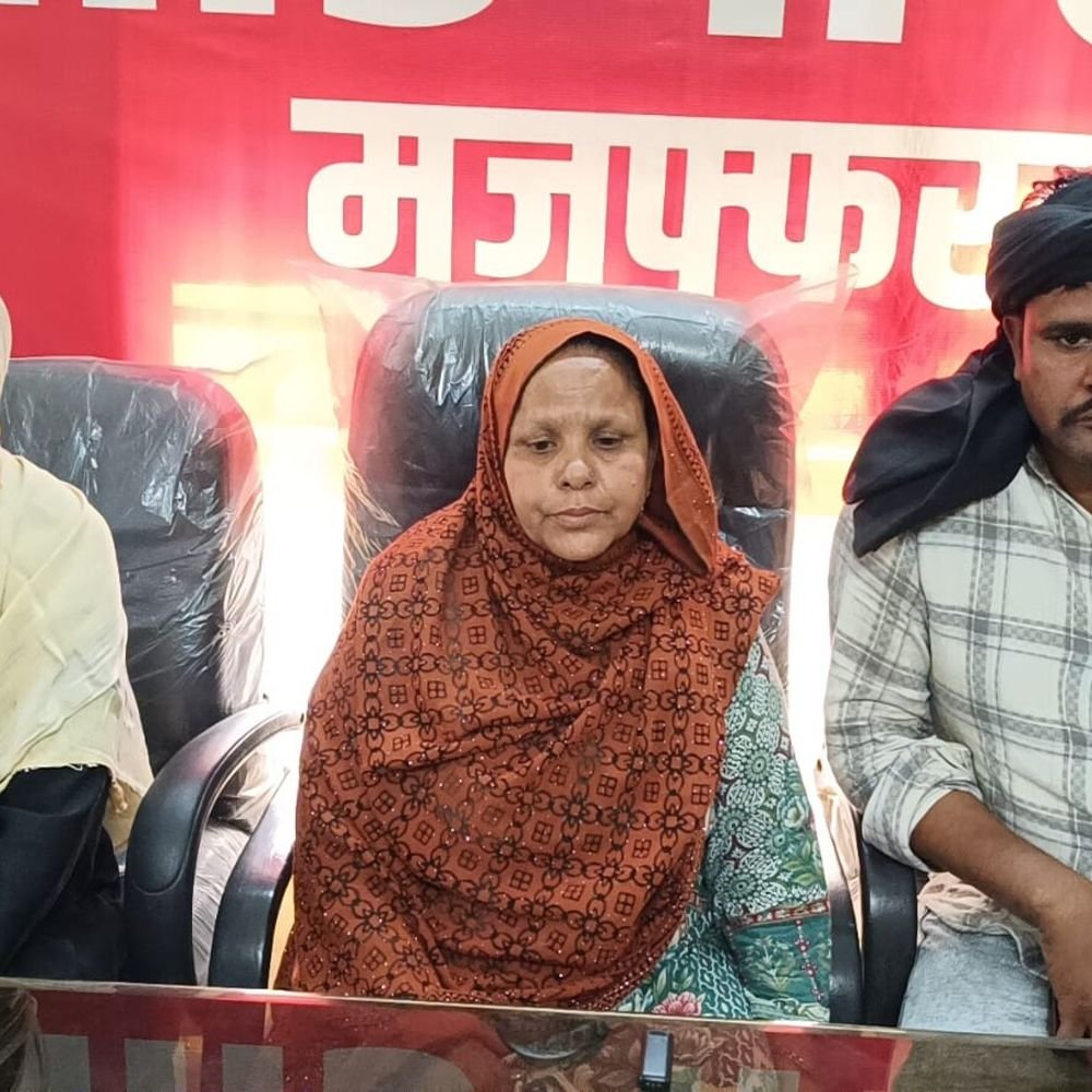सिपाही पर विवादित जमीन पर कब्जा कराने का आरोप:पीड़ित परिवार SSP से मिला, हाईकोर्ट में विचाराधीन भूमि पर निर्माण का मामला