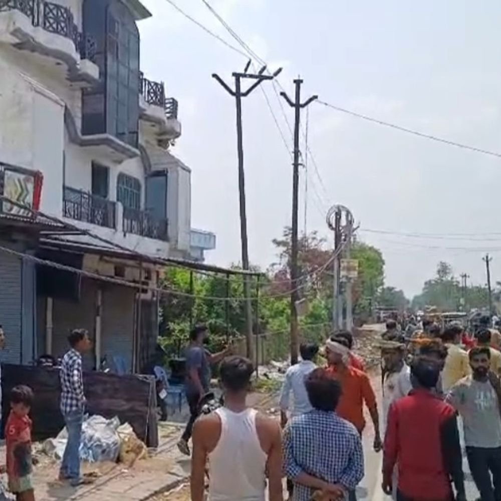 बहराइच में क्लिनिक में मारपीट, पत्थर फेंके, VIDEO:विगो लगाने के अधिक पैसे मांगने पर विवाद, स्टाफ और परिजनों में झड़प