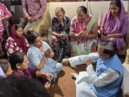 हाथ जोड़कर रोते हुए कहा- भैया हमारे घर बचा लो:मेरठ में धरने पर बैठी महिलाओं ने विनीत शारदा को राखी बांध लगाई गुहार