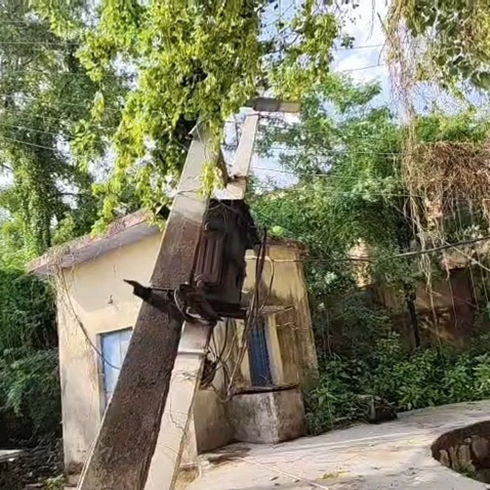 चरखारी में 15 मिनट के तूफान से भारी नुकसान:पेड़ गिरे, ट्रांसफार्मर ध्वस्त; दुकानें खाई में उड़ीं, बिजली ठप