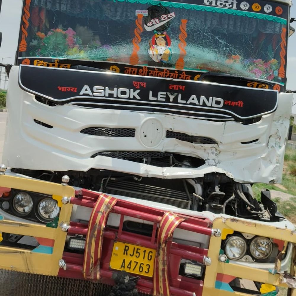ईंट खाली कर लौट रहे दो ट्रैक्टर सवारों की मौत:मथुरा के नरी सेमरी फ्लाईओवर पर हादसा, अस्पताल में तोड़ा दम