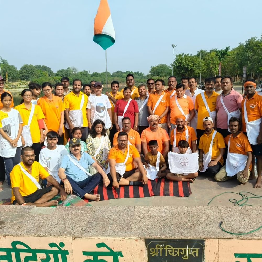लखनऊ में योग दिवस पर गोमती तट पर सफाई:स्वच्छ पर्यावरण सेना ने योग के साथ दिया संरक्षण का संदेश