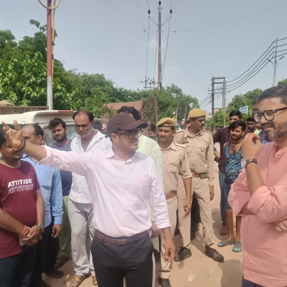 चित्रकूट डीएम ने तुलसी पार्क का निरीक्षण किया:मरम्मत और सौंदर्यीकरण कार्य जल्द शुरू करने के निर्देश दिए