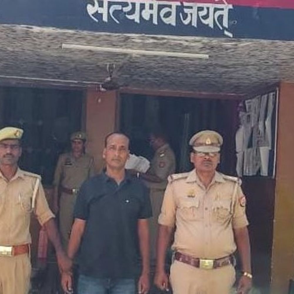 आजमगढ़ में फर्जी दस्तावेज से बनवाया डबल पासपोर्ट:आरोपी को किया गया गिरफ्तार, जन्मतिथि और पिता का नाम बदलकर डॉक्यूमेंट से छेड़छाड़