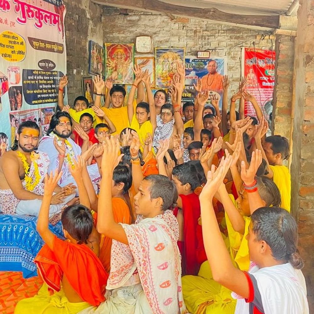 बलिया में 2100 कुण्डीय वैदिक महायज्ञ का समापन:गुरु पूर्णिमा पर बटुकों ने की गुरु पूजा, गुरु-शिष्य परंपरा का दर्शन