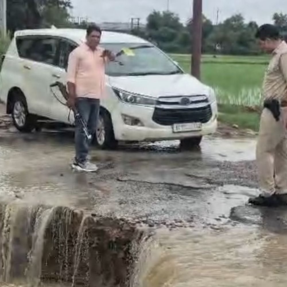 बारिश से टूटी सड़क का विधायक योगेश ने किया निरीक्षण:बागपत में जल्द समाधान का दिया आश्वासन, अधिकारियों को दिए निर्देश