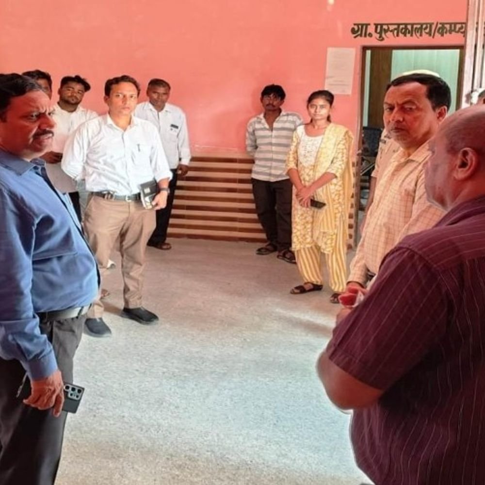फॉर्मर रजिस्ट्री में लापरवाही पर डीएम ने दिखाई सख्ती:किशनी की दो ग्राम पंचायतों का निरीक्षण, 15 दिन में सुधार नहीं होने पर होगी कार्रवाई