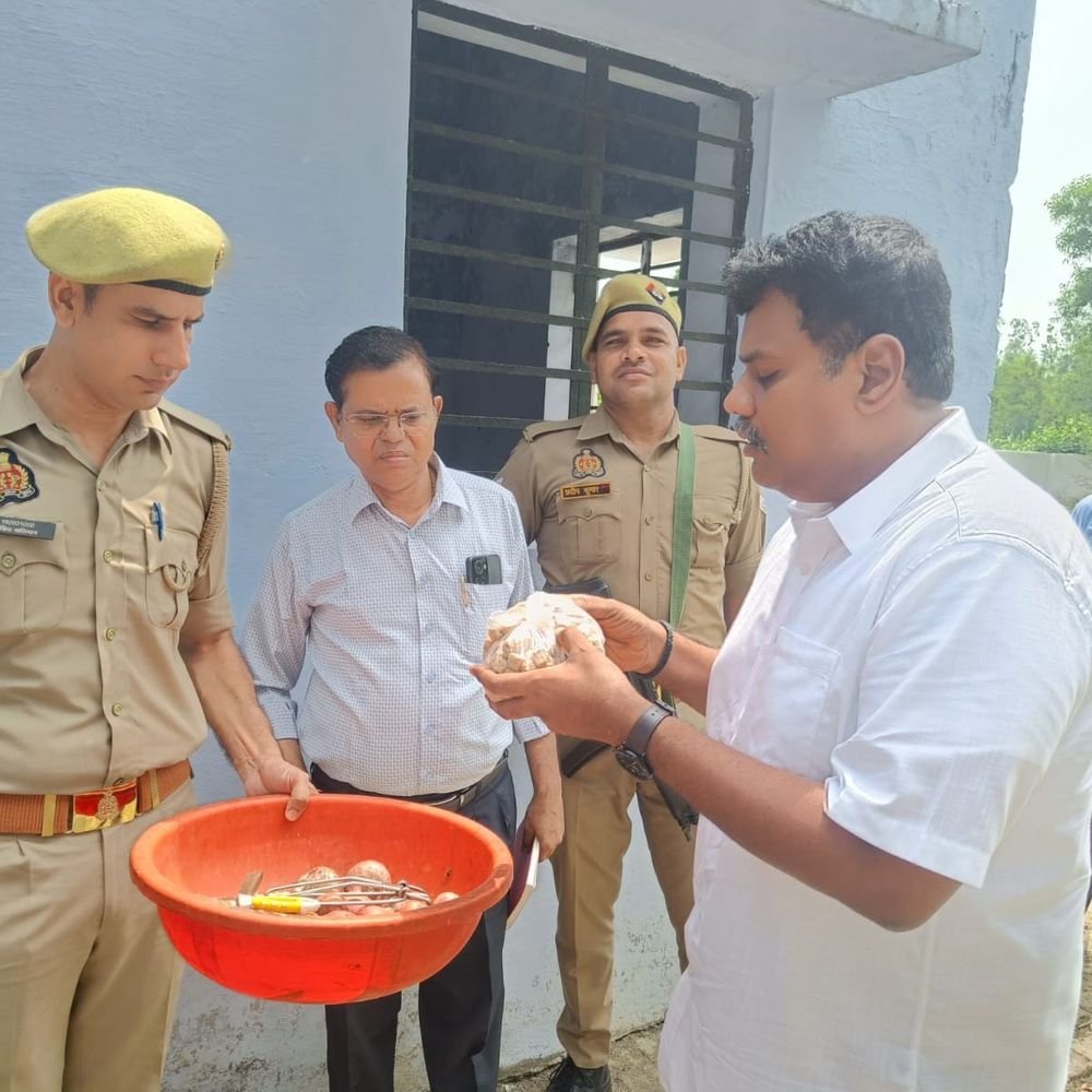 सीतापुर डीएम निरीक्षण में मिली खामियां, एएनएम की सेवा समाप्त:डीएम ने मिड-डे मील का खाना खाया, प्रिंसिपल को नोटिस जारी