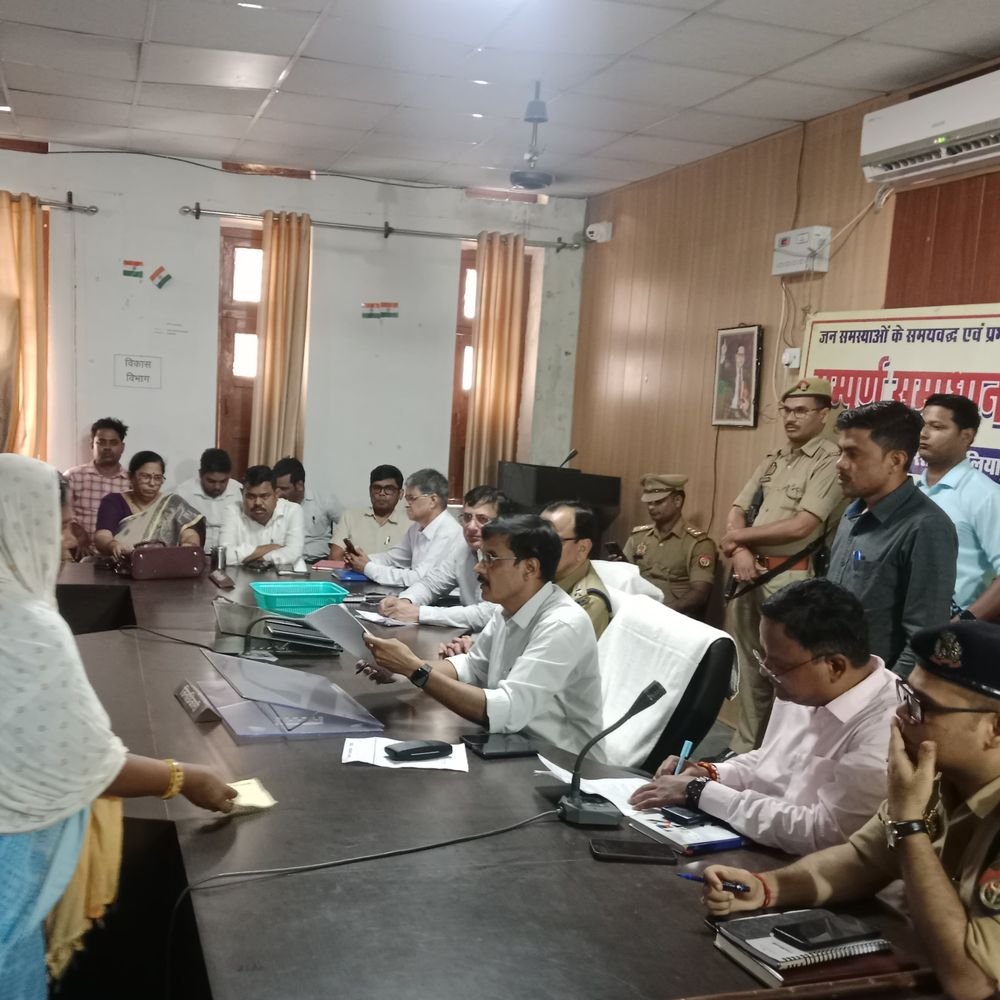 बलिया में DM-SP ने सुनीं जनसमस्याएं:209 शिकायतें आईं, 22 का मौके पर निस्तारण