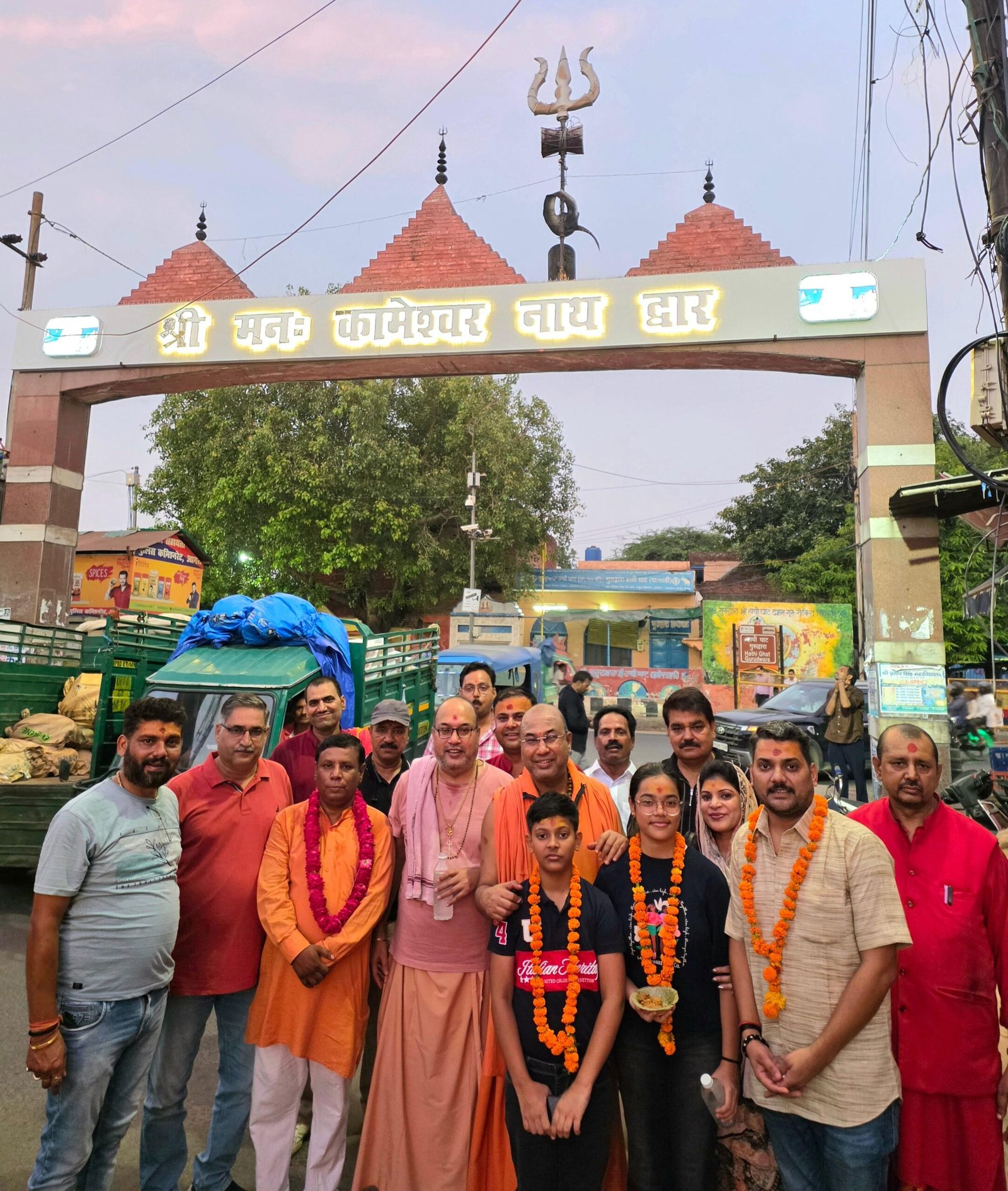 श्री मन:कामेश्वर मंदिर के हाथी घाट स्थित सीमा द्वार का लोकार्पण