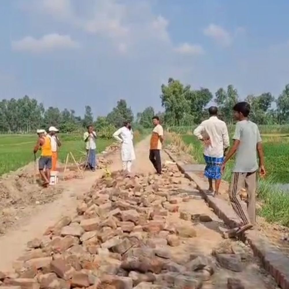 अयोध्या में ग्रामीणों ने चंदा जुटाकर बनाई सड़क-पुलिया:जर्जर रास्ते से परेशान लोग बोले- नेताओं ने सिर्फ आश्वासन दिए, खुल रही विकास की पोल