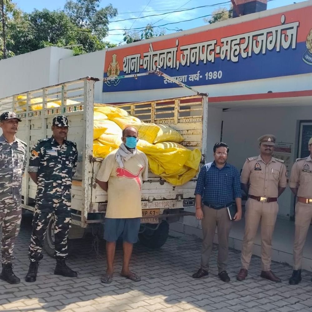 महराजगंज में 70 बोरी यूरिया खाद बरामद:नेपाल तस्करी के आरोप में पिकअप के साथ ड्राइवर गिरफ्तार