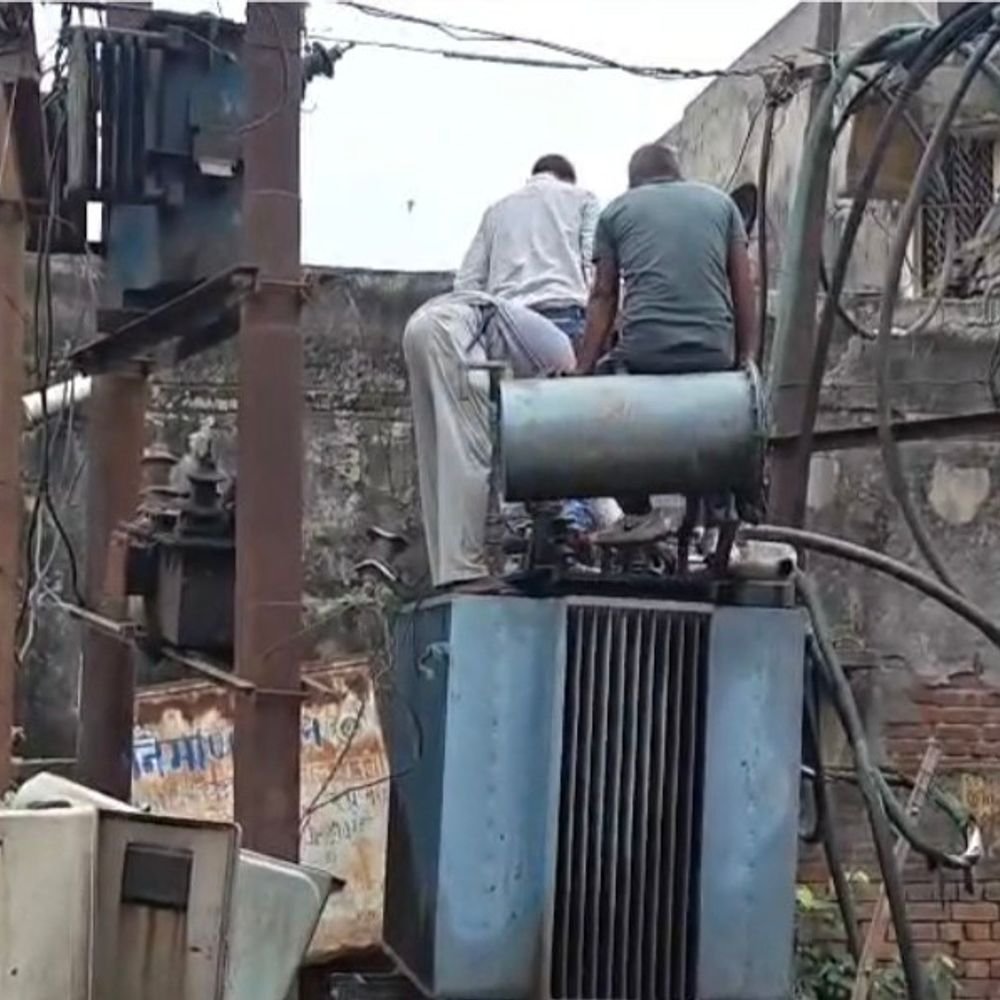 संभल में ट्रांसफार्मर से 800 लीटर तेल चोरी:90 हजार का नुकसान, 6 घंटे बिजली गुल, 5 हजार से ज्यादा लोग परेशान रहे