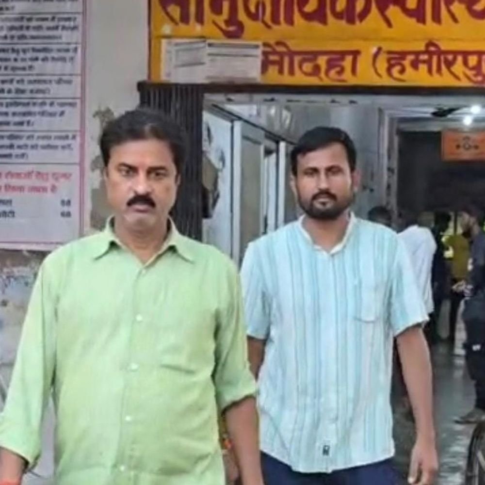 हमीरपुर में शिक्षक पर फायरिंग; बाल-बाल बचे:स्कूल जाते समय तीन बाइक सवारों ने किया हमला, जांच जारी