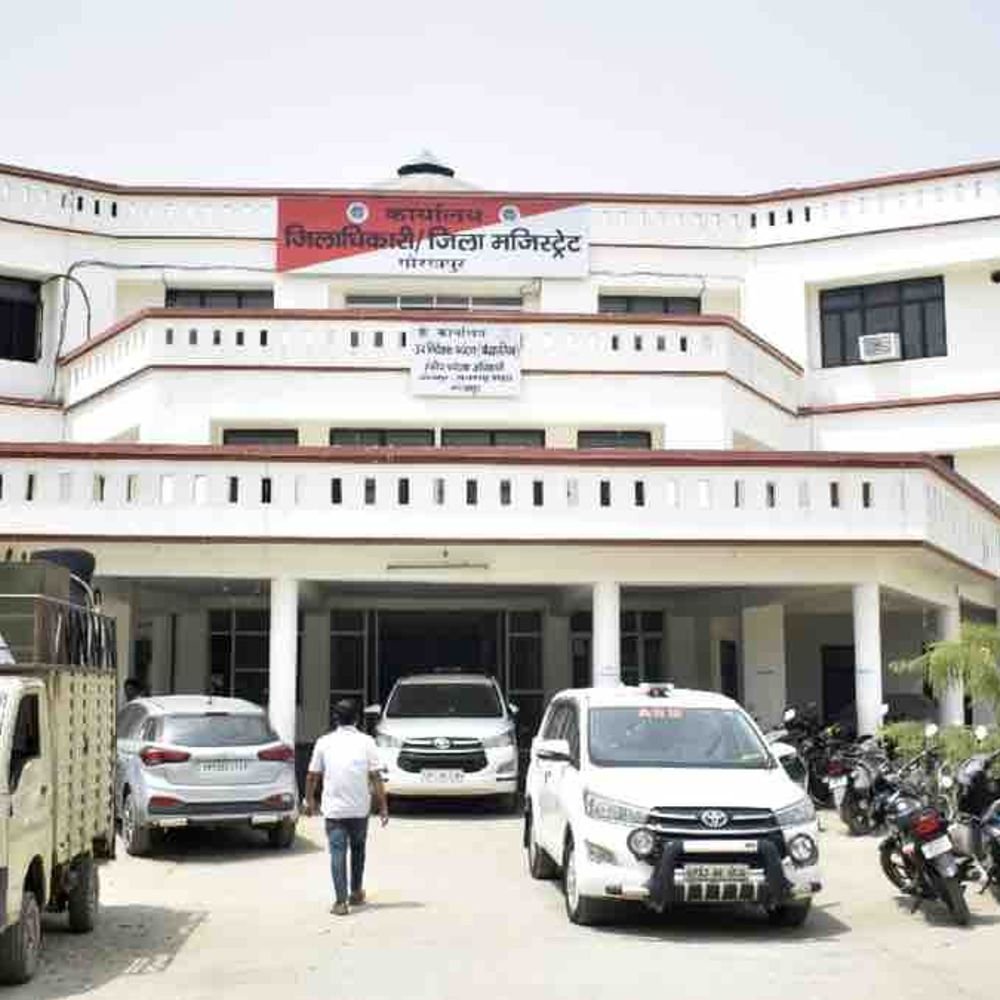 गोरखपुर में स्कूल के पास मोबाइल टावर का विरोध:स्थानीय लोगों- स्कूल प्रबंधन ने DM को सौंपा ज्ञापन, बोले- बच्चों की सुरक्षा से समझौता नहीं