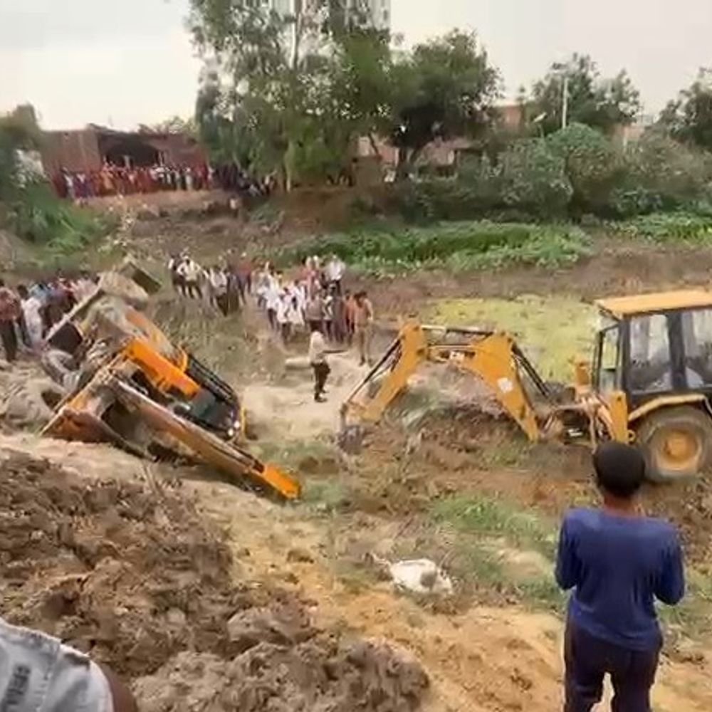 कन्नौज में जेसीबी पलटने से युवक की मौत:तालाब की सफाई के दौरान हादसा, ड्राइवर फरार
