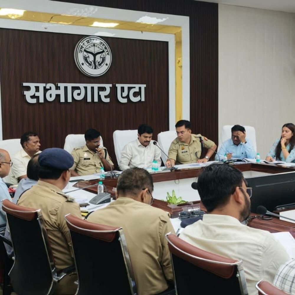 एटा में लोकशांति से खिलवाड़ पर डीएम का सख्त एक्शन:5 शस्त्र लाइसेंस निलंबित, सार्वजनिक आयोजनों में हर्ष फायरिंग कर दुरुपयोग बर्दाश्त नहीं