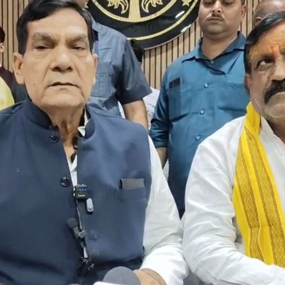 प्रभारी मंत्री ने ली विकास कार्यों की समीक्षा बैठक:भदोही में बोले- बारिश से खराब सड़कें तुरंत हों दुरुस्त, स्वच्छता पर अधिकारियों को निर्देश