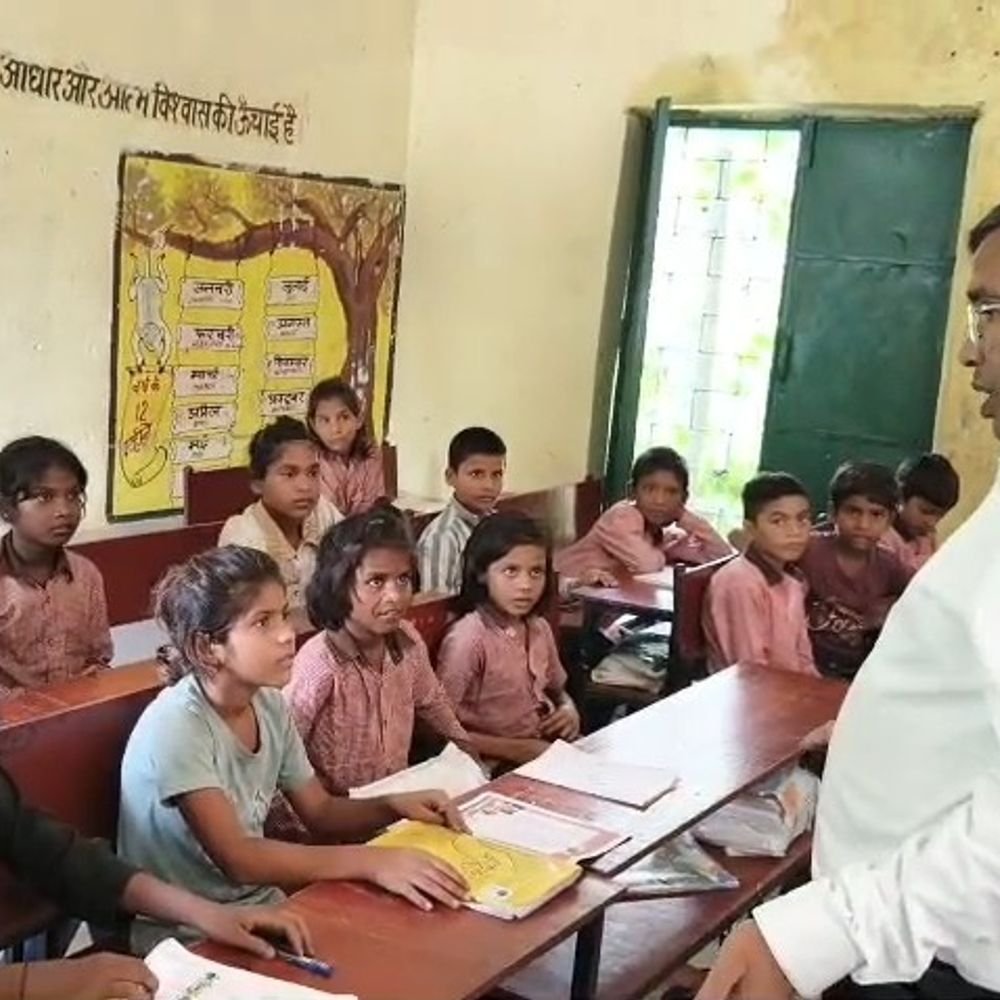 बीएसए के औचक निरीक्षण में मिलीं गंभीर खामियां:दो शिक्षकों सहित तीन कर्मियों का वेतन रोका, खंड शिक्षा अधिकारी को नोटिस जारी