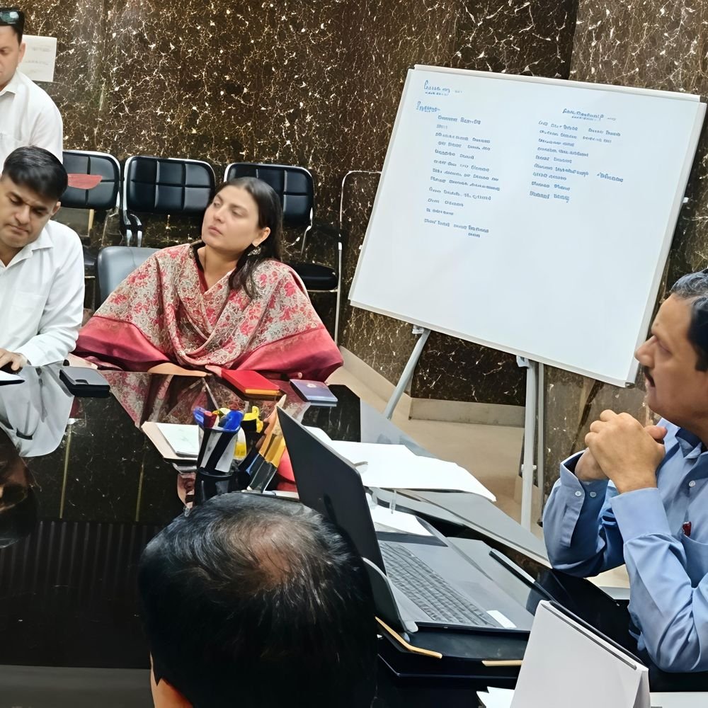 आईजीआरएस शिकायतों में लापरवाही पर डीएम सख्त:मैनपुरी में बोले- तीन दिन में सुधार न होने पर रुकेगा अधिकारियों का वेतन