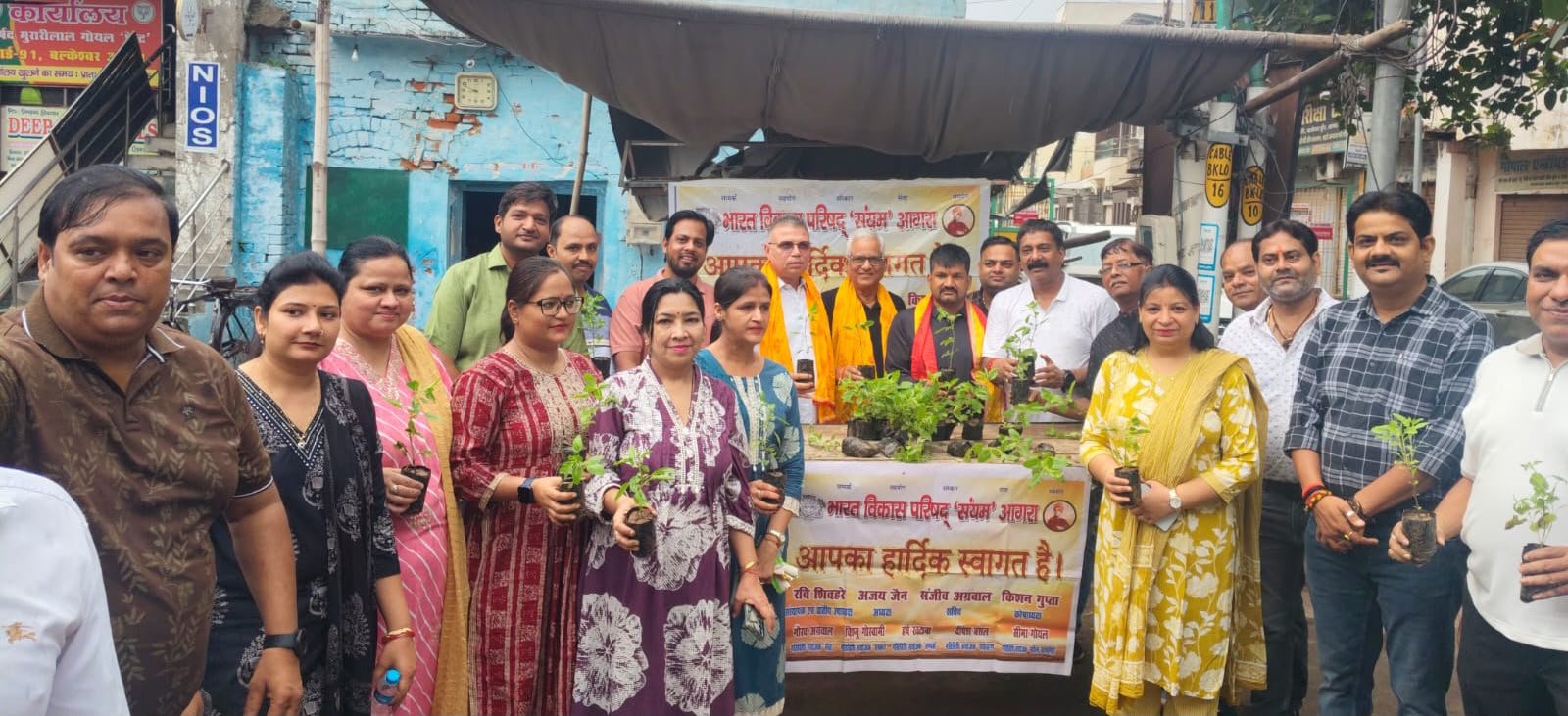 संयम ने किया तुलसी की पौध का वितरण