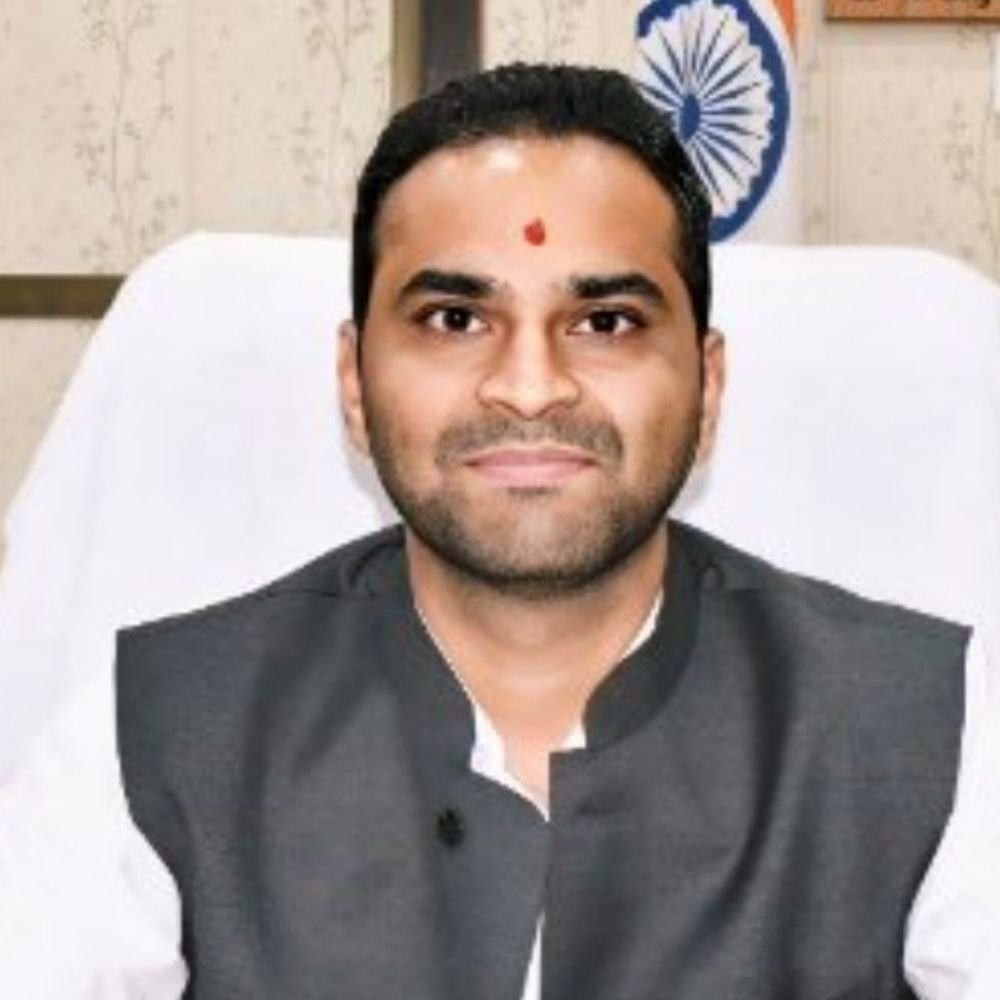 डीएम ने अनाथ बहनों को मुख्यमंत्री बाल सेवायोजना से जोड़ा:देवरिया में जनता दर्शन में फरियाद के बाद शिक्षा सुनिश्चित करने के निर्देश