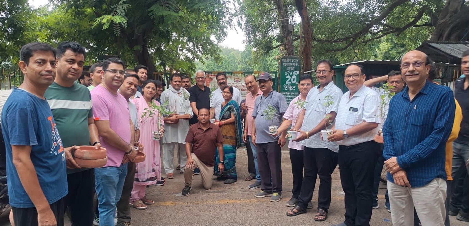 भाविपि संपर्क ने किए तुलसी पौध, जल पात्र का वितरित
