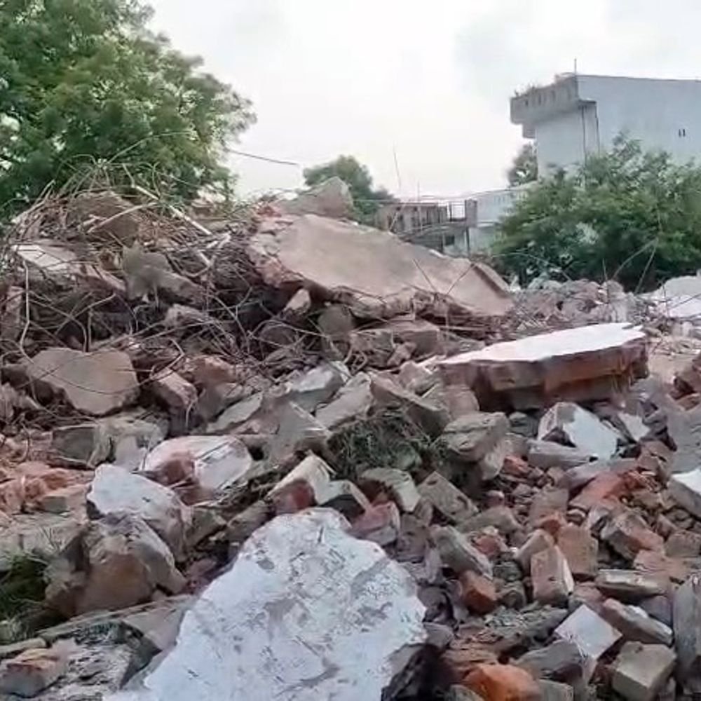 गोंडा में पूर्व बसपा नेता के पिता ने हटाया अतिक्रमण:2 दिन तक खुद बुलडोजर से तुड़वाया अपना दो मंजिला मकान, HC ने दिया था आदेश