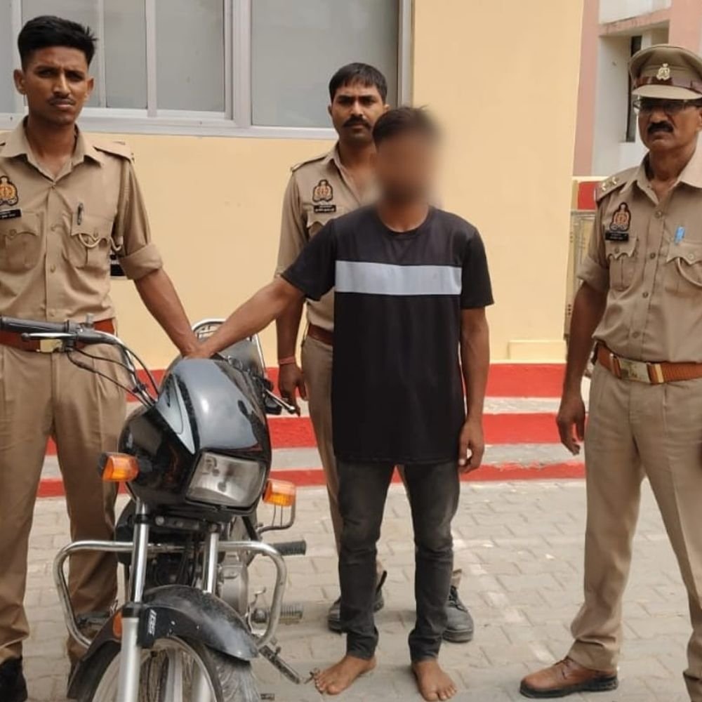 चोरी की मोटरसाइकिल के साथ आरोपी गिरफ्तार:चौकिया ओवरब्रिज पर वाहन चेकिंग के दौरान पुलिस ने पकड़ा