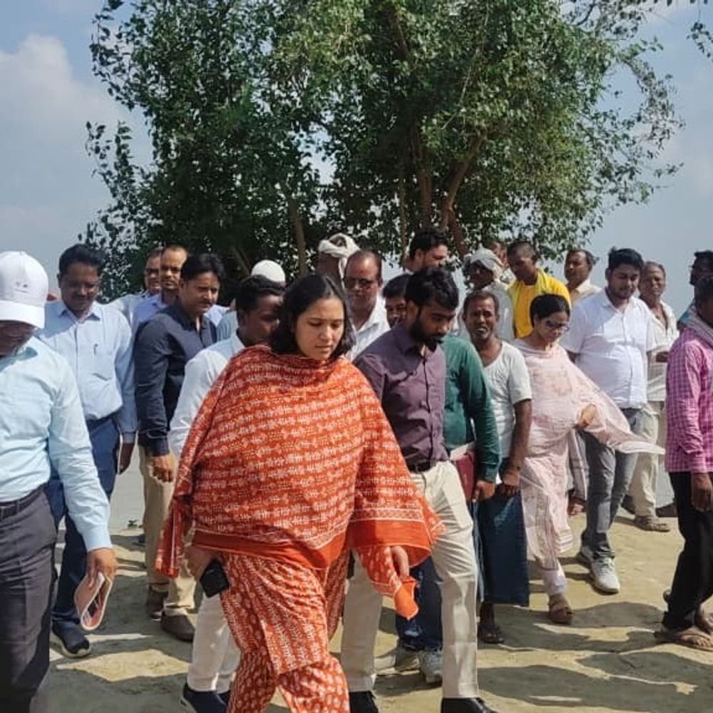 बाढ़ प्रभावित इलाके में पहुंचीं डीएम:बाढ़ से बचाव की तैयारी देखी, अधिकारियों को अलर्ट रहने के निर्देश