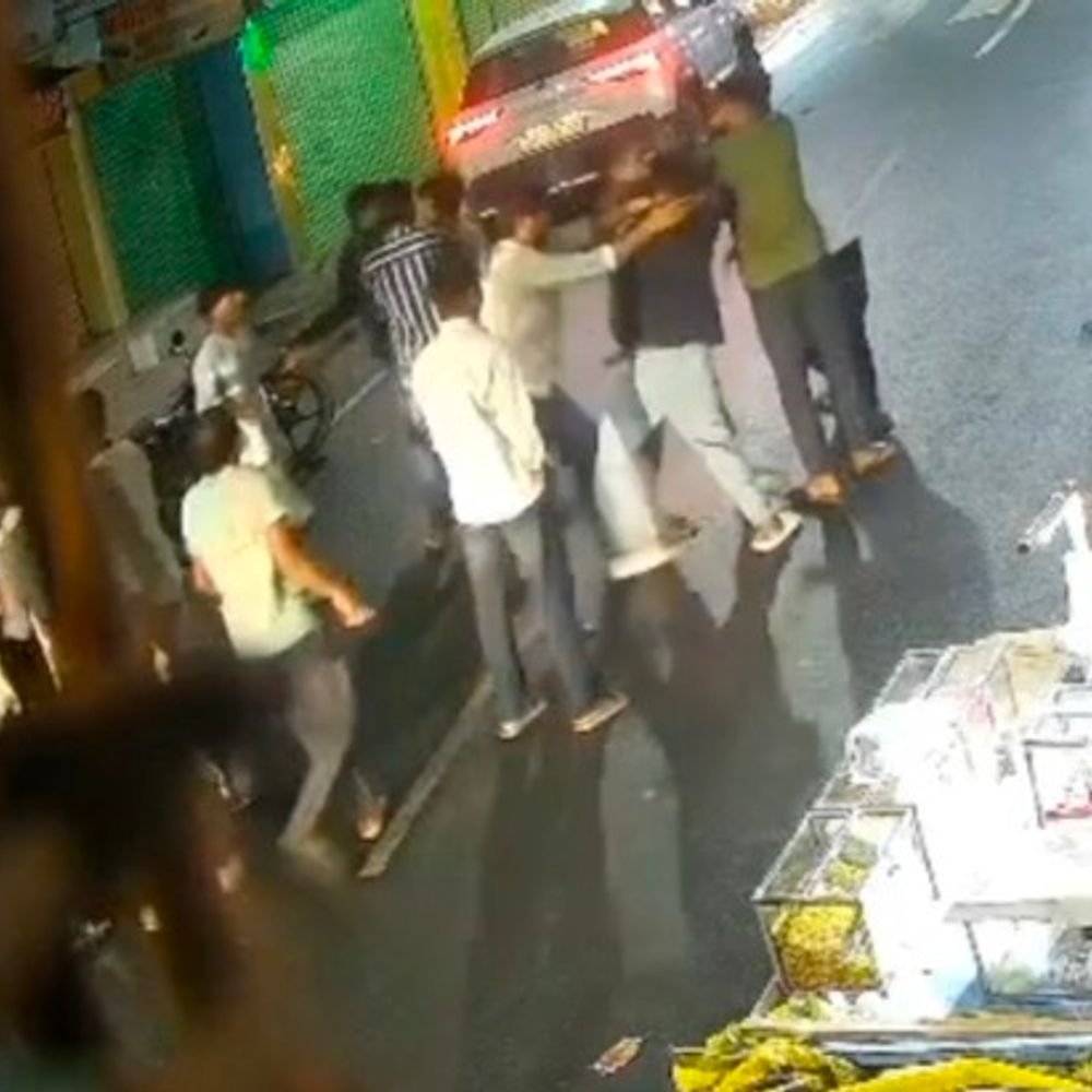 हरदोई में युवक की बेरहमी से पिटाई, VIDEO:सड़क पर गिराकर लात-घूंसों से पीटा, सिर में गंभीर चोट आई