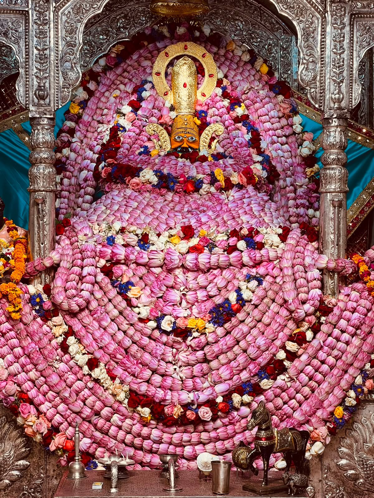 एकादशी पर कमल के पुष्पों से सजे श्याम बाबा
