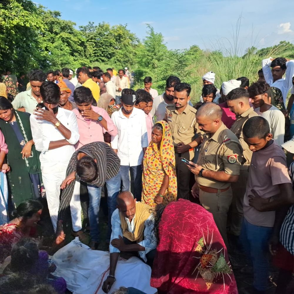 मूक-बधिर युवक नहर में डूबा, 9 घंटे बाद मिला शव:जौनपुर में ग्रामीणों ने सड़क जाम कर किया विरोध प्रदर्शन