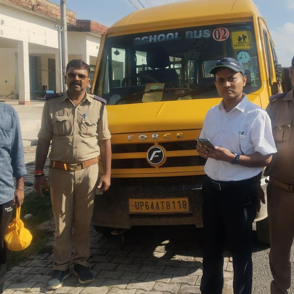 सोनभद्र में 8 स्कूली वाहनों का चालान:ओवरलोड और बिना फिटनेस बस सीज, ‘मिशन सेफ़ फ्यूचर’ अभियान के तहत कार्रवाई
