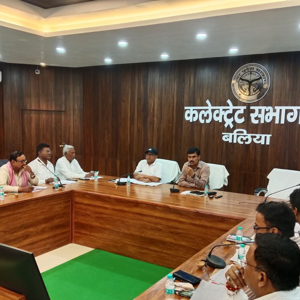 बलिया में मतदेय स्थलों के पुनर्गठन पर मंथन:मतदाताओं की सुविधा के अनुसार बदले जाएंगे बूथ, डीएम ने अधिकारियों को दिए निर्देश